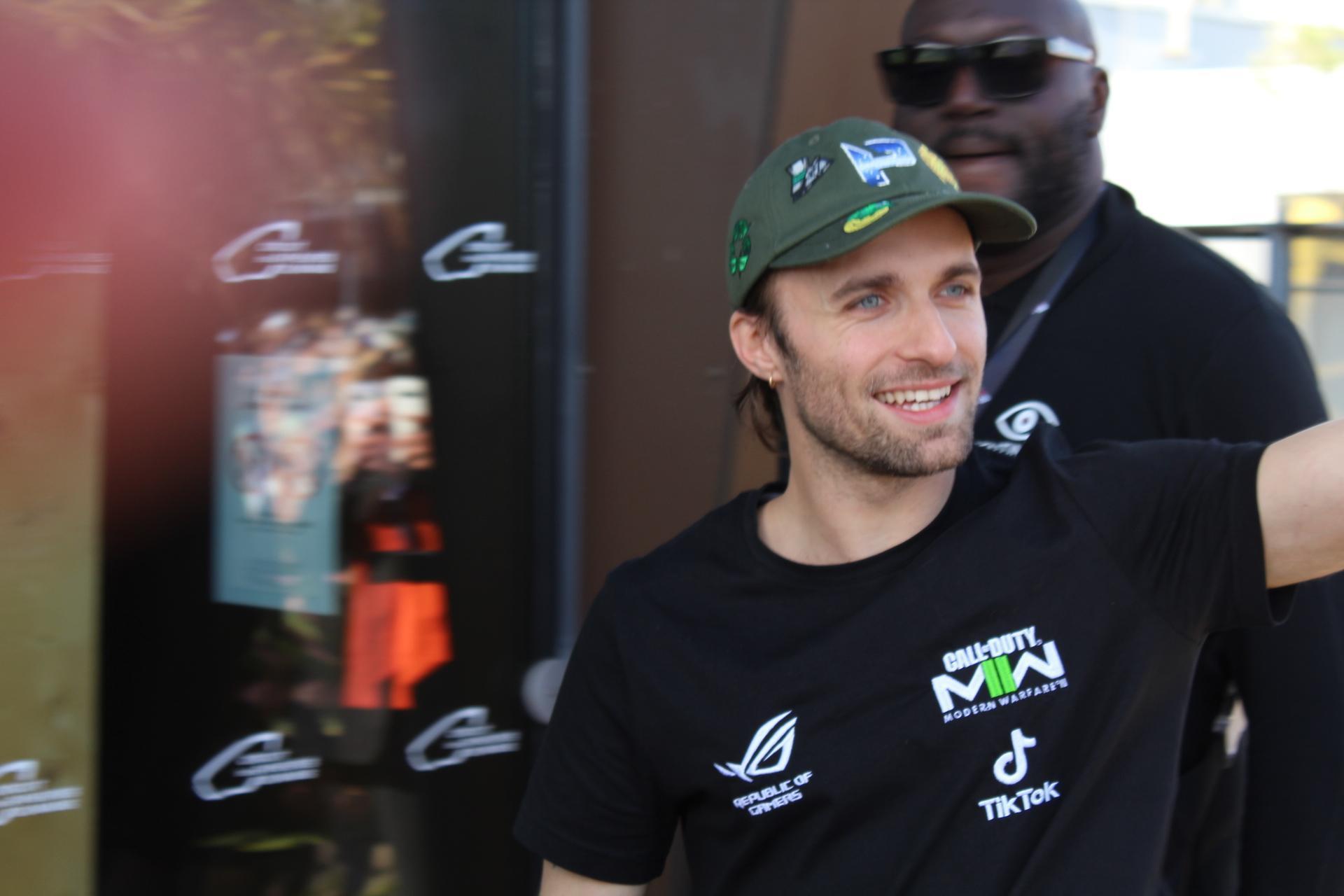 Squeezie saluant le public du GP Explorer